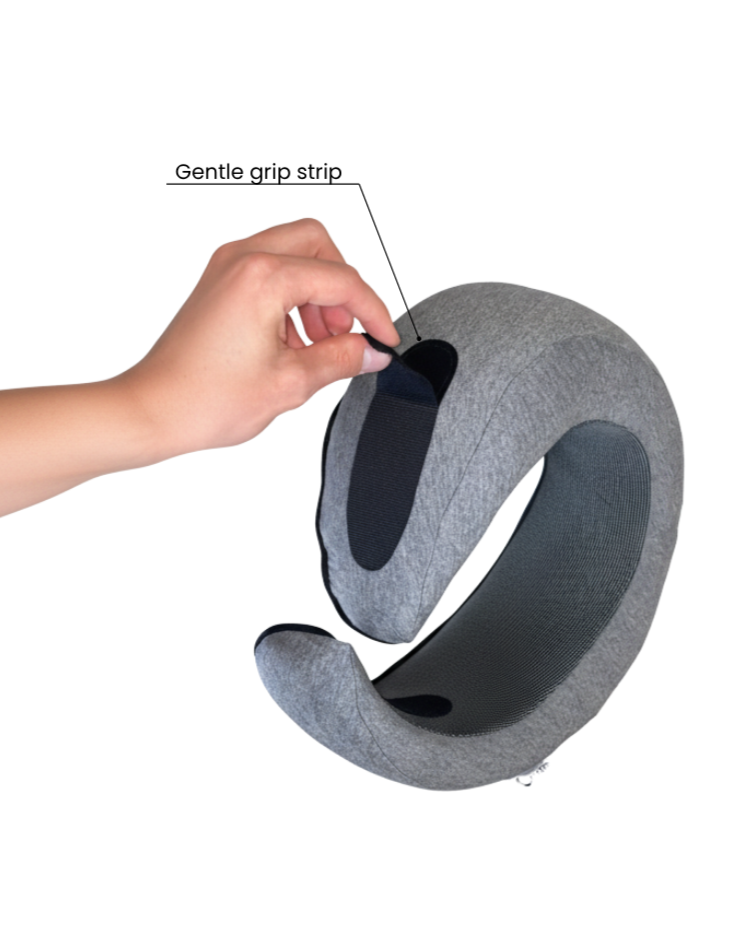 znoozee  travel neck pillow demonstrating adjustable grip