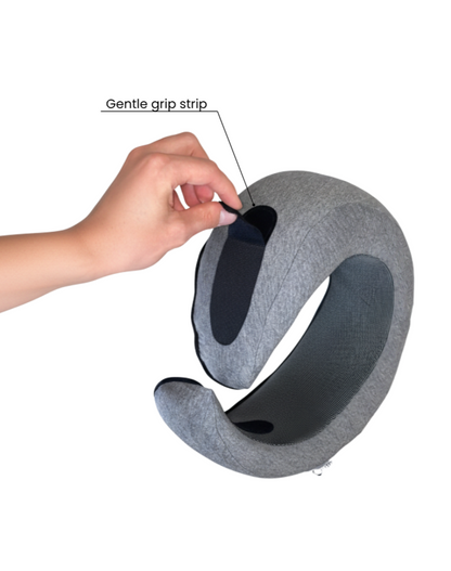 znoozee  travel neck pillow demonstrating adjustable grip
